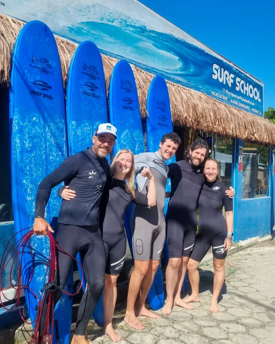 Surfar em amigos é uma dose extra de diversão e. 🏄‍♂️🤙